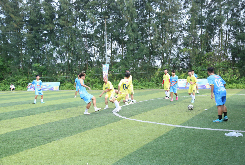 Các đội bóng thi đấu sôi nổi...