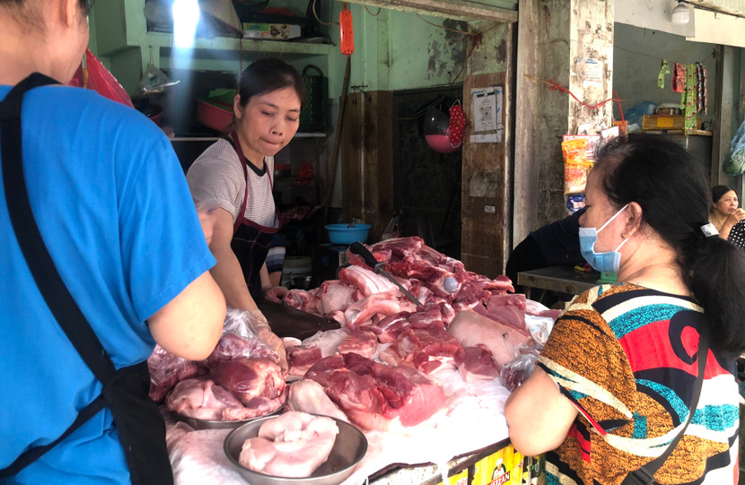 Giá thịt lợn tăng khiến người bán và người tiêu dùng thiệt thòi