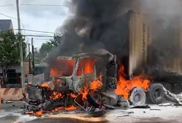 Xe container bốc cháy dữ dội Xe container bốc cháy dữ dội