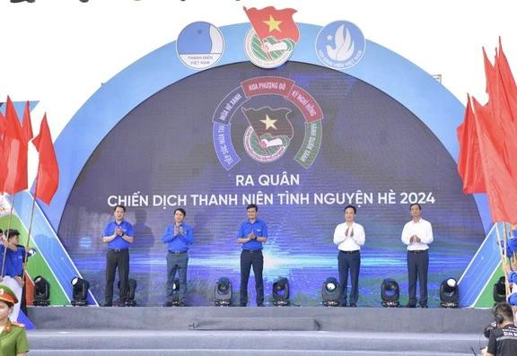 Các đồng chí đại diện Trung ương Đoàn và các bộ, ngành, địa phương thực hiện nghi thức ra quân chiến dịch thanh niên tình nguyện