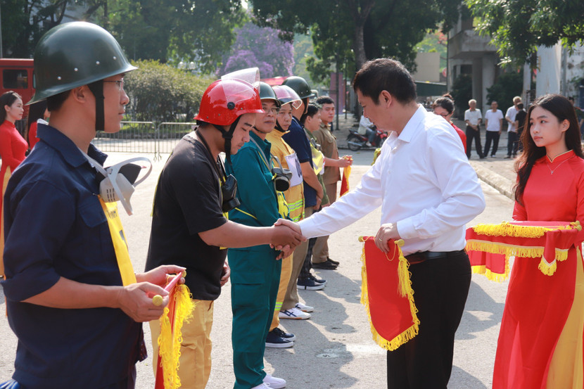 Ông Phan Văn Phúc – Phó chủ tịch UBND quận Hai Bà Trưng trao cờ lưu niệm cho các đội thi