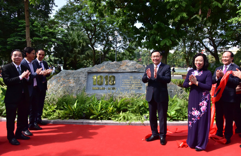 Lãnh đạo TP Hà Nội gắn biển công trình xây dựng, cải tạo, chỉnh trang khu vực xung quanh hồ Hoàn Kiếm chào mừng kỷ niệm 1010 năm Thăng Long – Hà Nội và Đại hội Đảng bộ TP lần thứ XVII.