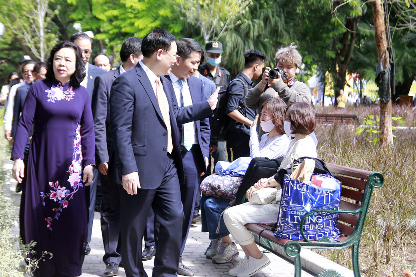 Bí thư Thành ủy Vương Đình Huệ vẫy chào du khách khi tản bộ quanh hồ Gươm