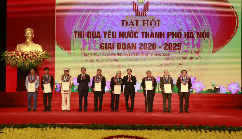 Bí thư Thành ủy Hà Nội Vương Đình Huệ và Chủ tịch UBND TP Chu Ngọc Anh vinh danh các Công dân Thủ đô ưu tú 2020