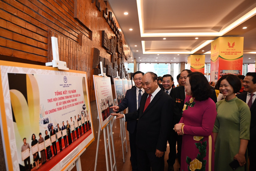 Thủ tướng Nguyễn Xuân Phúc xem những hình ảnh về công tác thi đua khen thưởng của Thủ đô