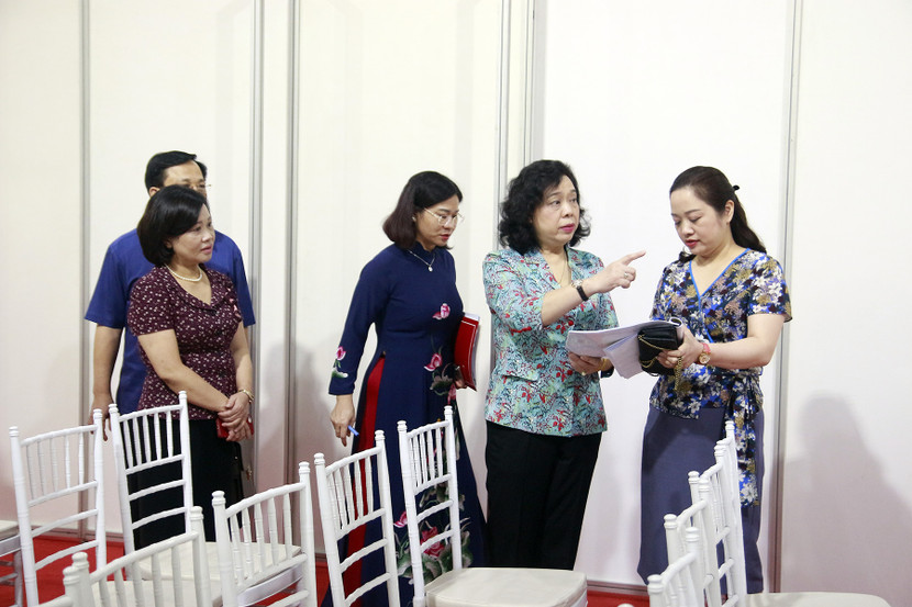 Phó Bí thư Thường trực Thành ủy Ngô Thị Thanh Hằng kiểm tra cơ sở vật chất tại khu vực họp tổ phục vụ Đại hội Đảng bộ TP