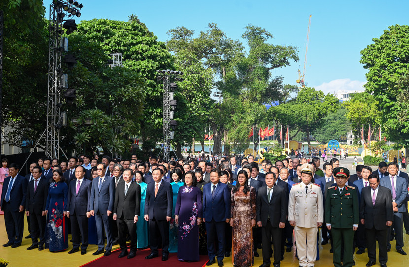 Đoàn đại biểu TP Hà Nội dâng hương ở tượng đài Lý Thái Tổ Đoàn đại biểu TP Hà Nội dâng hương ở tượng đài Lý Thái Tổ
