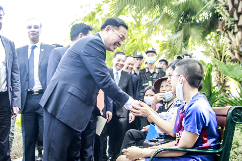 Bí thư Thành ủy Vương Đình Huệ thăm hỏi người dân đang vui chơi ở hồ Gươm