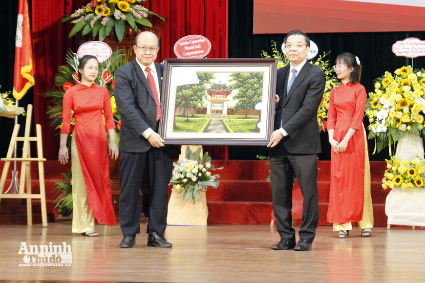 Chủ tịch UBND TP Hà Nội Chu Ngọc Anh tặng Đại học Bách khoa Hà Nội bức tranh Khuê Văn Các nhân dịp lễ khai giảng