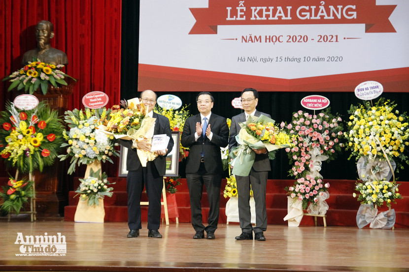 Chủ tịch UBND TP Chu Ngọc Anh trao cuốn sách“Chuyển đổi số - Sống sót &amp; Bứt phá” – món quà đặc biệt của đồng chí Vương Đình Huệ, Ủy viên Bộ Chính trị, Bí thư Thành ủy Hà Nội tặng trường Đại học Bách khoa Hà Nội