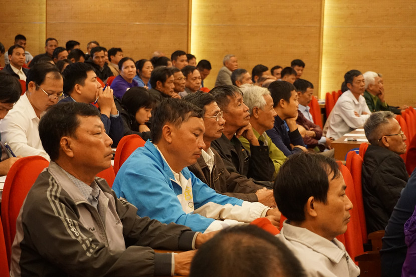 Người dân nghe các đơn vị của TP trả lời các kiến nghị tại buổi đối thoại Người dân nghe các đơn vị của TP trả lời các kiến nghị tại buổi đối thoại