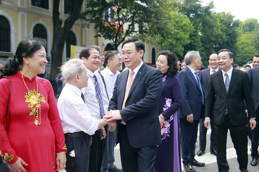 Bí thư Thành ủy Vương Đình Huệ hỏi thăm nhân dân nhân dịp 1010 năm Thăng Long - Hà Nội