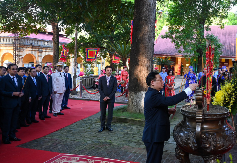 Bí thư Thành ủy Vương Đình Huệ dâng hương ở Điện Kính Thiên, Hoàng Thành Thăng Long Bí thư Thành ủy Vương Đình Huệ dâng hương ở Điện Kính Thiên, Hoàng Thành Thăng Long