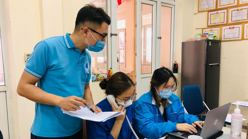 ình nguyện viên tiếp nhận điện thoại hỗ trợ các F0 tại nhà ình nguyện viên tiếp nhận điện thoại hỗ trợ các F0 tại nhà