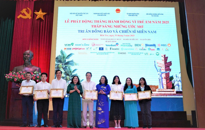 Lãnh đạo tỉnh Bến Tre tặng bằng khen cho các tổ chức và cá nhân đã đồng hành cùng chương trình.