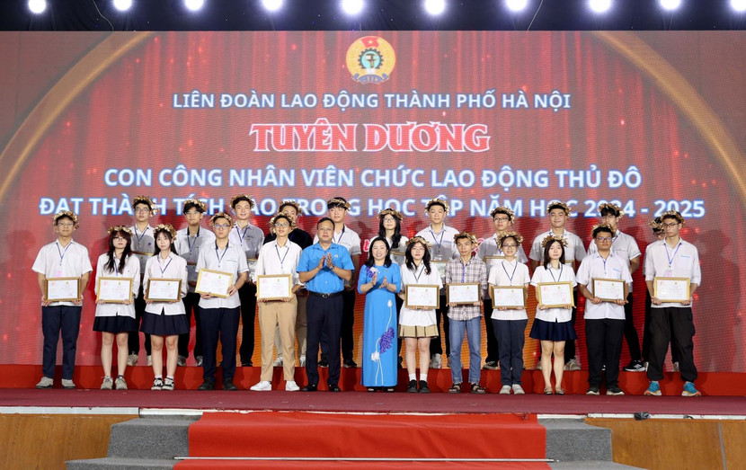 Bà Thái Thu Xương - Phó Chủ tịch Thường trực Tổng LĐLĐ Việt Nam và ông Phạm Quang Thanh - Chủ tịch LĐLĐ thành phố Hà Nội trao khen thưởng tới các con đạt thành tích cao trong học tập Bà Thái Thu Xương - Phó Chủ tịch Thường trực Tổng LĐLĐ Việt Nam và ông Phạm Quang Thanh - Chủ tịch LĐLĐ thành phố Hà Nội trao khen thưởng tới các con đạt thành tích cao trong học tập