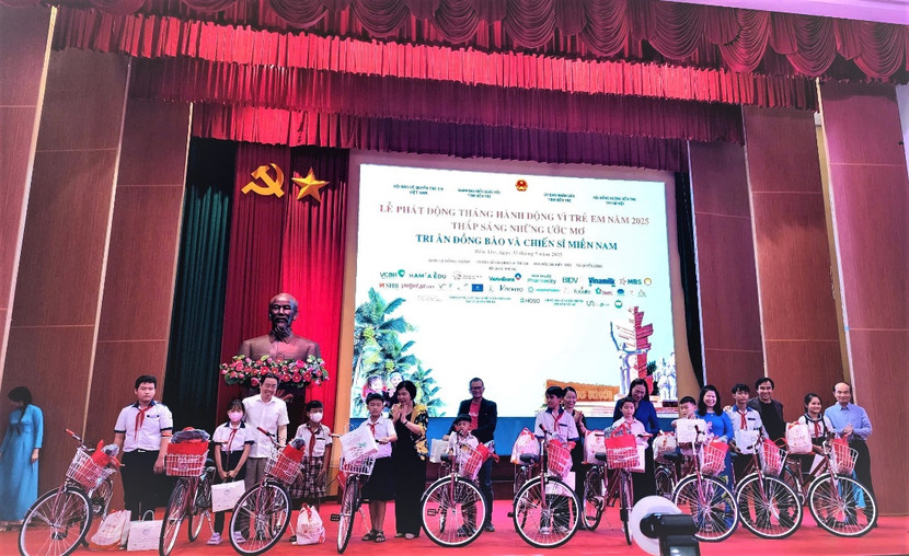 Ban tổ chức tặng xe đạp, quà cho học sinh có hoàn cảnh khó khăn.