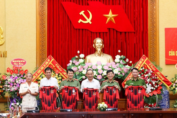 Ban tổ chức tặng áo thi đấu của CLB bóng đá CAND cho các đồng chí lãnh đạo Bộ Công an và lãnh đạo Bộ VH-TT&amp;DL