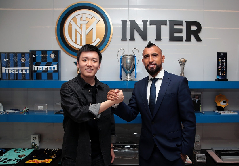 Vidal (phải) chính thức trở lại Serie A Vidal (phải) chính thức trở lại Serie A