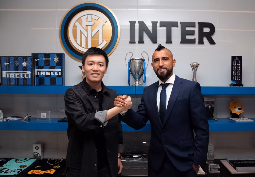 Vidal (phải) chính thức trở lại Serie A