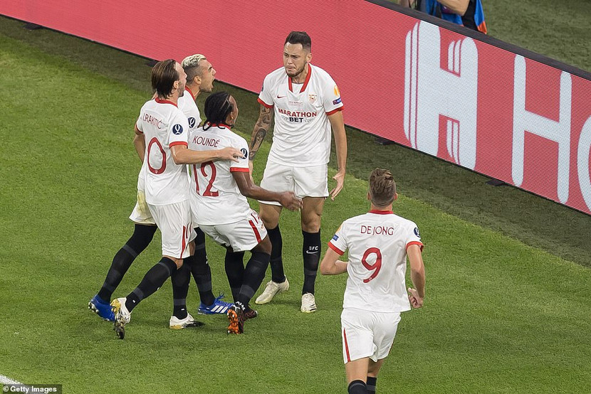 Sevilla bất ngờ vươn lên dẫn trước Sevilla bất ngờ vươn lên dẫn trước
