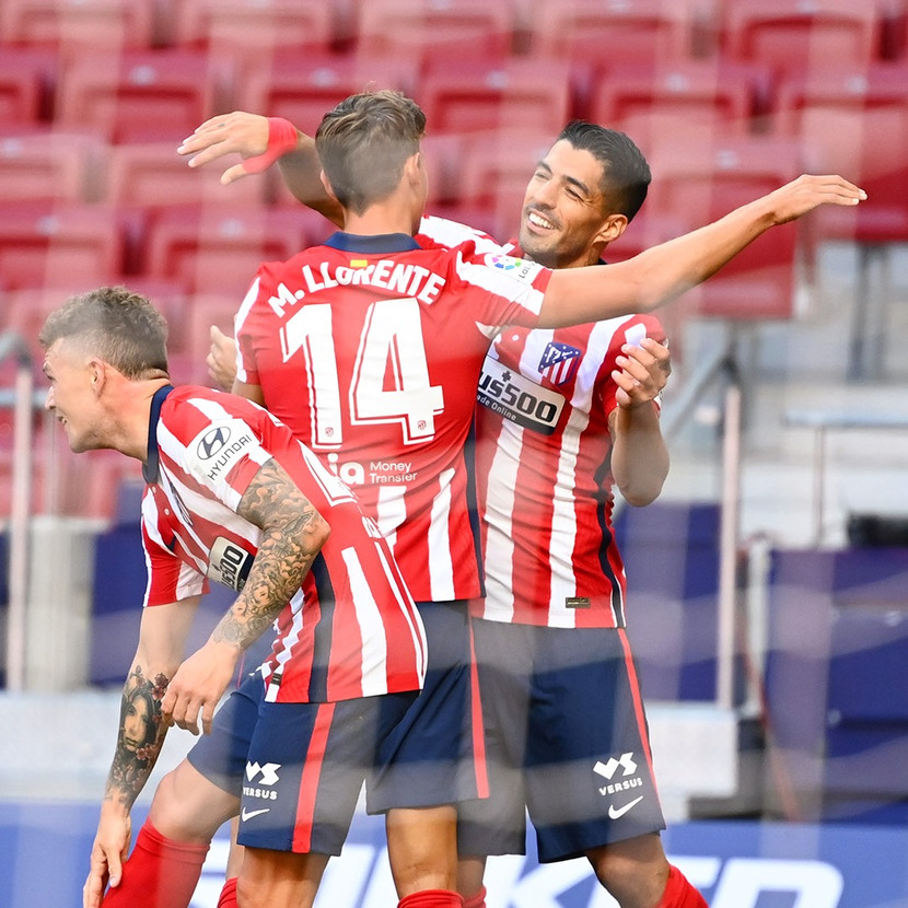 Luis Suarez (phải) hòa nhập quá nhanh ở Atletico Madrid