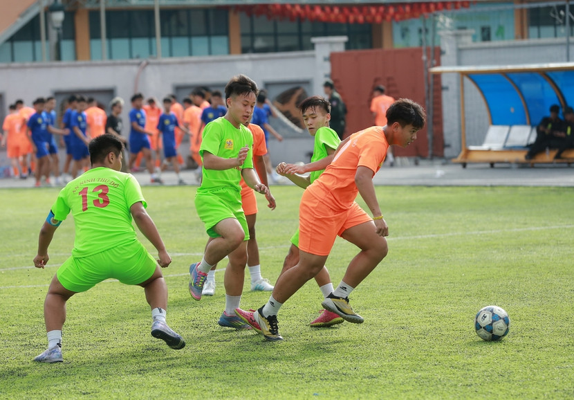 Phan Thanh Sơn (THPT Chúc Động, ảnh trên) và Nguyễn Hoàng Quân của THPT Tây Hồ (áo cam ảnh dưới) là hai trong ba cầu thủ cùng dẫn đầu cuộc đua Vua phá lưới Phan Thanh Sơn (THPT Chúc Động, ảnh trên) và Nguyễn Hoàng Quân của THPT Tây Hồ (áo cam ảnh dưới) là hai trong ba cầu thủ cùng dẫn đầu cuộc đua Vua phá lưới