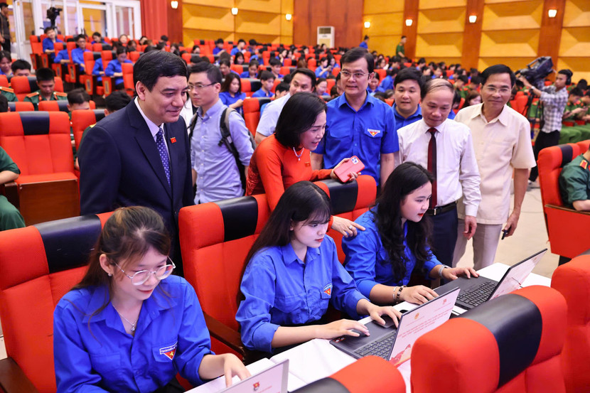 Các đại biểu, đoàn viên thanh niên tham dự thi trắc nghiệm tương tác trực tuyến Các đại biểu, đoàn viên thanh niên tham dự thi trắc nghiệm tương tác trực tuyến