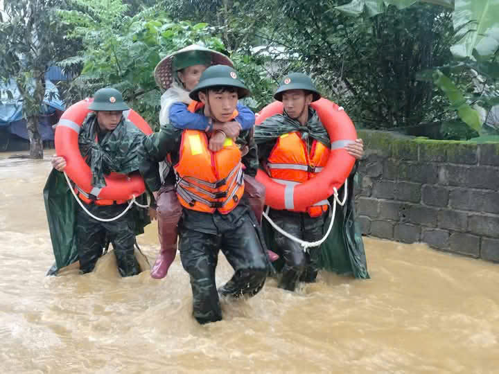 Lực lượng chức năng cứu những người dân bị cô lập, mắc kẹt do lũ Lực lượng chức năng cứu những người dân bị cô lập, mắc kẹt do lũ
