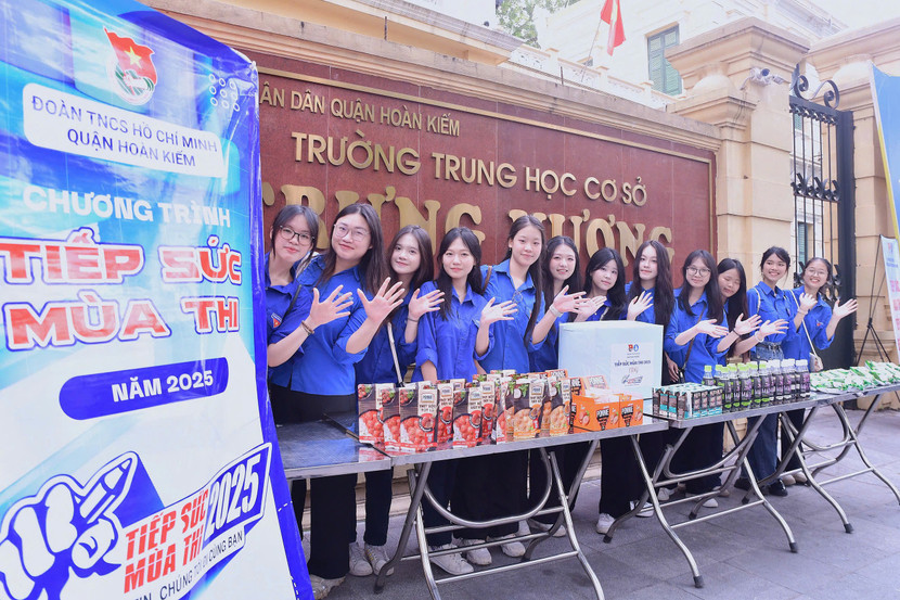 Hơn 8.000 tình nguyện viên tham gia các hoạt động trong chương trình "Tiếp sức mùa thi" Hơn 8.000 tình nguyện viên tham gia các hoạt động trong chương trình "Tiếp sức mùa thi"