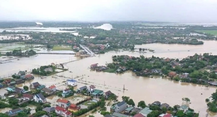 Hàng nghìn căn nhà bị ngập tại các tỉnh miền Trung Hàng nghìn căn nhà bị ngập tại các tỉnh miền Trung