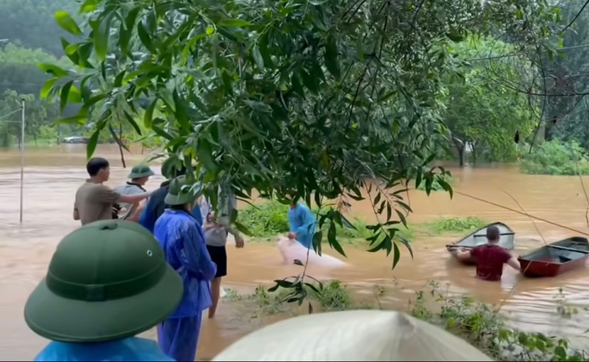 Nước sông Công dâng cao cuốn trôi nhiều tài sản của người dân