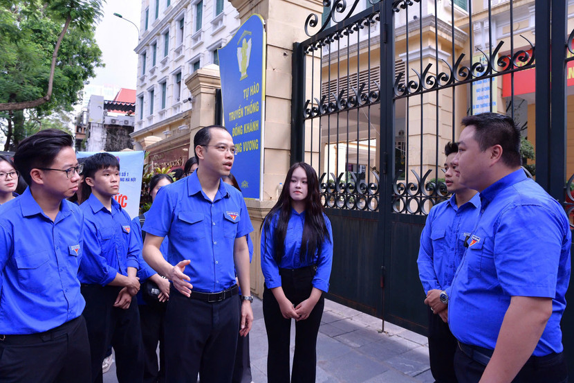 Anh Nguyễn Tiến Hưng, Phó Bí Thư Thành đoàn Hà Nội đang trao đổi về công tác "Tiếp sức mùa thi" tại các điểm thi Anh Nguyễn Tiến Hưng, Phó Bí Thư Thành đoàn Hà Nội đang trao đổi về công tác "Tiếp sức mùa thi" tại các điểm thi