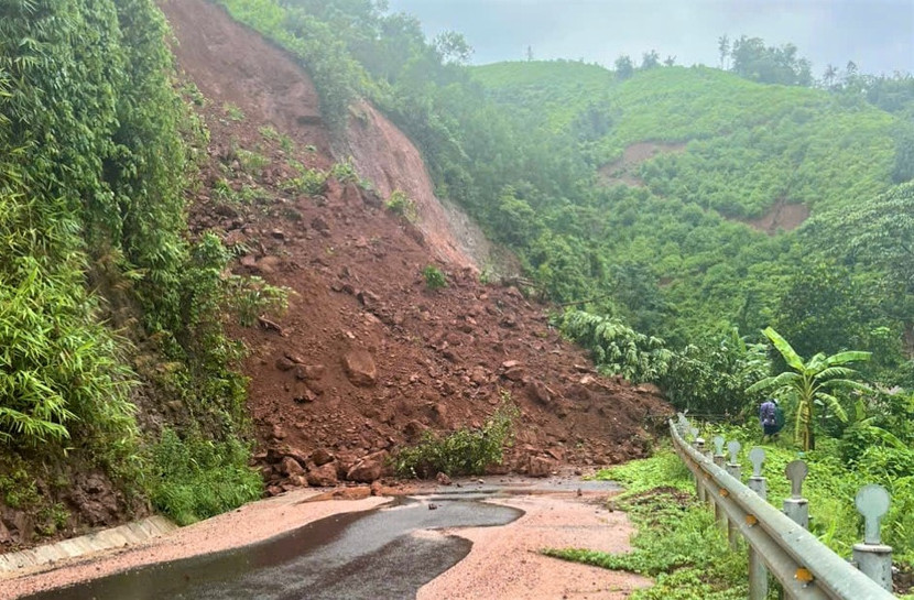 Nhiều điểm sạt lở ở Quảng Nam Nhiều điểm sạt lở ở Quảng Nam