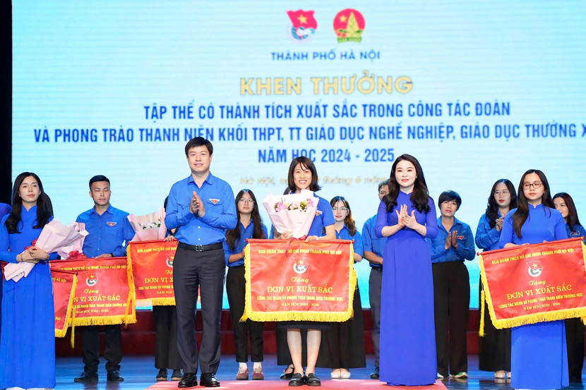 Trao tặng đơn vị xuất sắc phong trào Đoàn và phong trào Thanh niên trường học