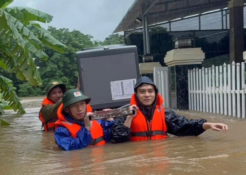 Lực lượng chức năng giúp người dân vùng lũ sơ tán tài sản