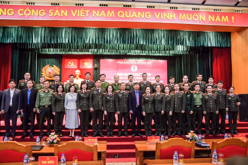 Các đồng chí lãnh đạo và đại biểu dự hội nghị