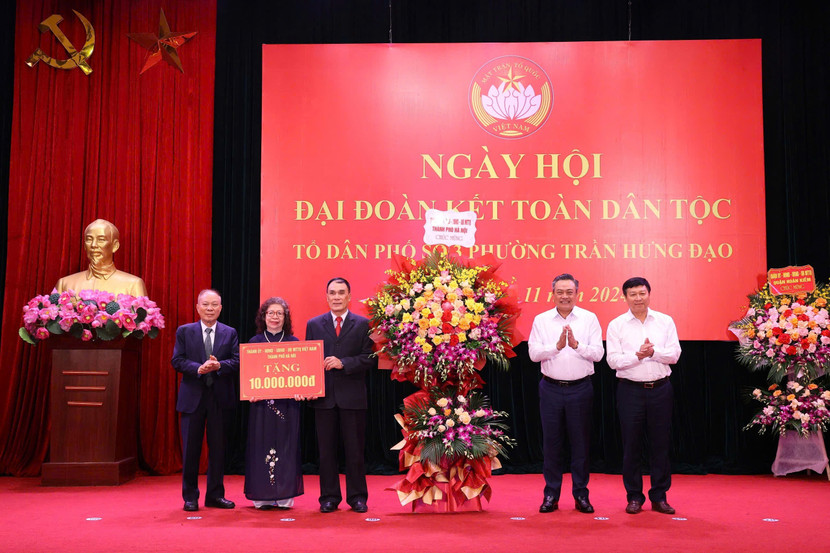 Chủ tịch UBND TP Hà Nội Trần Sỹ Thanh tặng lẵng hoa và quà chúc mừng người dân Tổ dân phố số 3, phường Trần Hưng Đạo