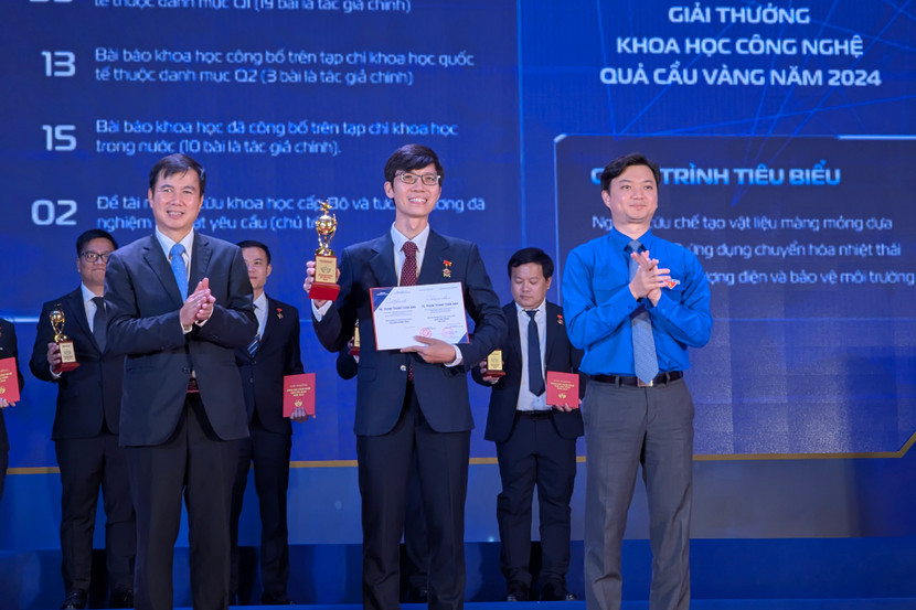 Thứ trưởng Khoa học và Công nghệ Bùi Thế Duy cùng Bí thư Ban chấp hành Trung ương Đoàn Nguyễn Minh Triết trao thưởng Quả cầu vàng cho các nhà khoa học trẻ tiêu biểu