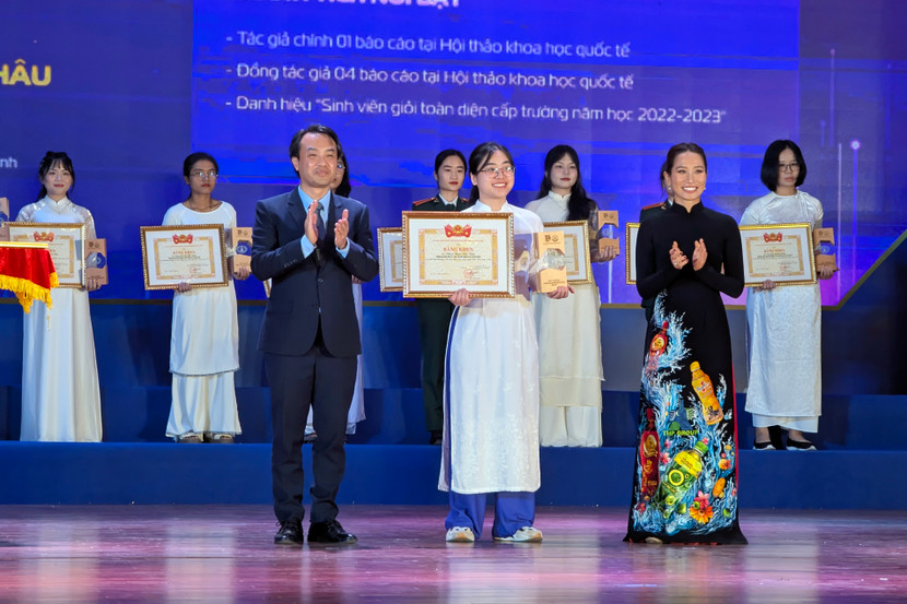 "Bông hồng thép" Vũ Phương Thanh (Thanh Vũ) - Đại sứ thương hiệu Number 1 - Tập đoàn Tân Hiệp Phát trao giải cho các nữ sinh đoạt Giải thưởng Nữ sinh khoa học công nghệ Việt Nam