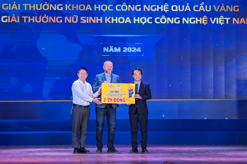 Báo Tiền Phong, đại diện Quỹ hỗ trợ Tài năng trẻ Việt Nam và đại diện nhãn hàng Nước tăng lực Number 1 trao tài trợ 2 tỷ đồng cho các công trình khoa học của các tài năng trẻ đạt Giải thưởng Khoa học công nghệ Quả Cầu Vàng.