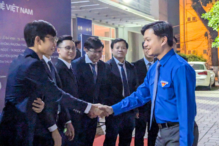 Bí thư Ban chấp hành Trung ương Đoàn Nguyễn Minh Triết trò chuyện, chúc mừng các nhà khoa học trẻ đoạt Giải thưởng Khoa học công nghệ Quả Cầu Vàng 2024