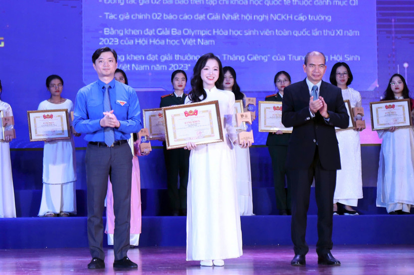 Anh Nguyễn Minh Triết và ông Trần Tuấn Anh (Phó chủ tịch Viện Hàn lâm khoa học công nghệ Việt Nam) trao giải cho các nữ sinh đoạt Giải thưởng Nữ sinh khoa học công nghệ Việt Nam