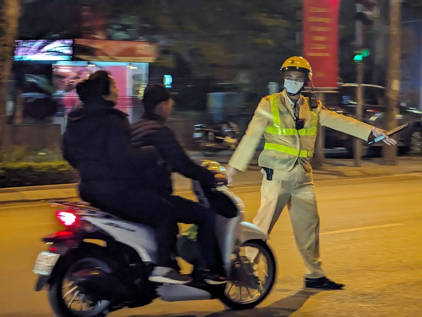 Hà Nội sẽ kiểm tra kiến thức pháp luật về trật tự, an toàn giao thông đối với người bị trừ hết điểm giấy phép lái xe khi Luật Trật tự, an toàn giao thông đường bộ có hiệu lực thi hành từ 1/1/2025. Hà Nội sẽ kiểm tra kiến thức pháp luật về trật tự, an toàn giao thông đối với người bị trừ hết điểm giấy phép lái xe khi Luật Trật tự, an toàn giao thông đường bộ có hiệu lực thi hành từ 1/1/2025.