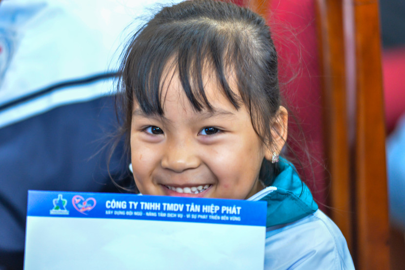 Niềm vui của các em học sinh khi có món quà ý nghĩa nâng bước em đến trường Niềm vui của các em học sinh khi có món quà ý nghĩa nâng bước em đến trường