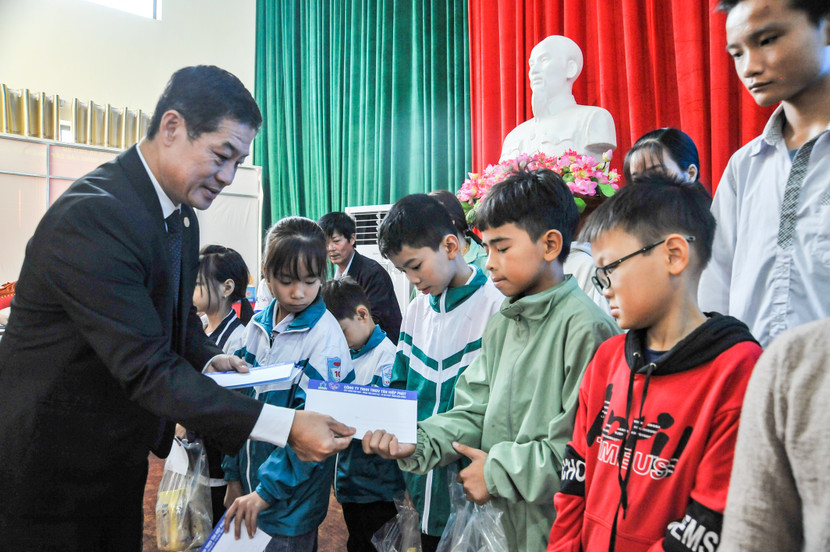 Ông Lâm Bình Vũ, Giám đốc Chuỗi Cung ứng Tập đoàn Tân Hiệp Phát trao học bổng tới các em học sinh khó khăn tỉnh Hà Nam Ông Lâm Bình Vũ, Giám đốc Chuỗi Cung ứng Tập đoàn Tân Hiệp Phát trao học bổng tới các em học sinh khó khăn tỉnh Hà Nam
