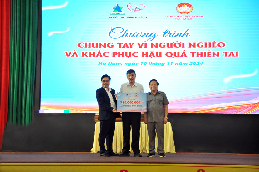 Ông Lê Hồ Hiền Phi, Giám đốc nhà máy Number One Hà Nam thay mặt Tập đoàn Tân Hiệp Phát và các đối tác trao tặng 730 triệu đồng qua UB MTTQ Tỉnh Hà Nam để để chung tay hỗ trợ cho người nghèo và khắc phục những hậu quả do thiên tai lũ lụt. Ông Lê Hồ Hiền Phi, Giám đốc nhà máy Number One Hà Nam thay mặt Tập đoàn Tân Hiệp Phát và các đối tác trao tặng 730 triệu đồng qua UB MTTQ Tỉnh Hà Nam để để chung tay hỗ trợ cho người nghèo và khắc phục những hậu quả do thiên tai lũ lụt.