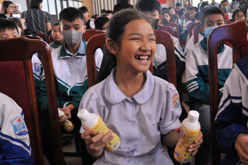 Niềm vui của các em học sinh khi có món quà ý nghĩa nâng bước em đến trường Niềm vui của các em học sinh khi có món quà ý nghĩa nâng bước em đến trường