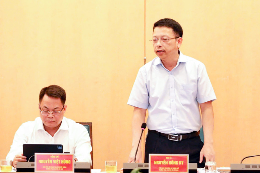 Thiếu tướng Nguyễn Hồng Ky, Phó Giám đốc CATP Hà Nội phát biểu tại hội nghị Thiếu tướng Nguyễn Hồng Ky, Phó Giám đốc CATP Hà Nội phát biểu tại hội nghị