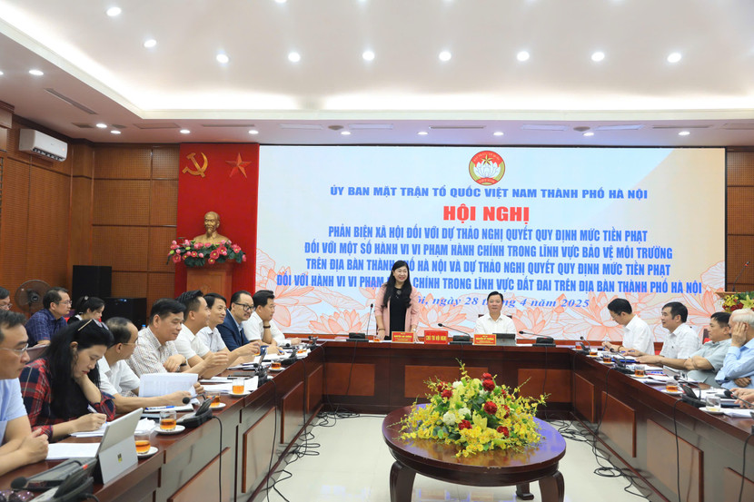 Ủy viên Ban Thường vụ Thành ủy, Chủ tịch Ủy ban Mặt trận Tổ quốc Việt Nam thành phố Hà Nội Nguyễn Lan Hương dự hội nghị